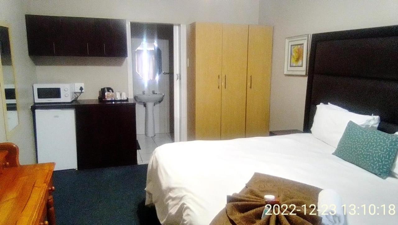 Hemmingways Bed and Breakfast King William's Town Exteriör bild
