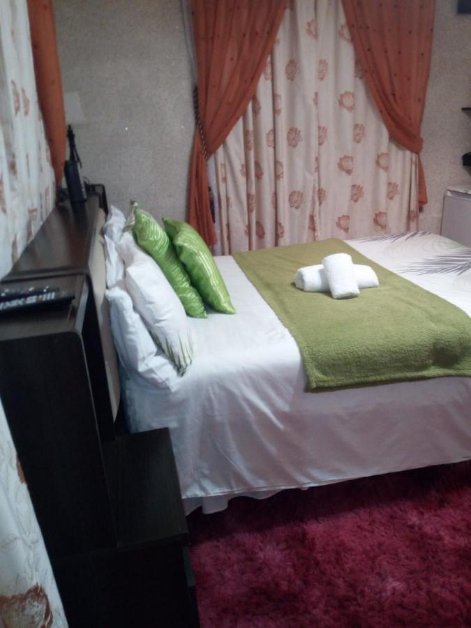 Hemmingways Bed and Breakfast King William's Town Exteriör bild